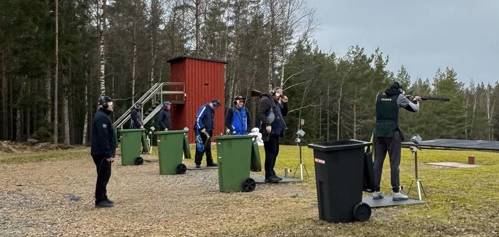 En bild som visar utomhus, himmel, träd, Soptunna
AI-genererat innehåll kan vara felaktigt.